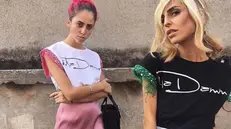 Dettagli pink. Marta Lanzillotta, in arte «MaDamm» (a destra), in posa  con la modella Carlotta Seno