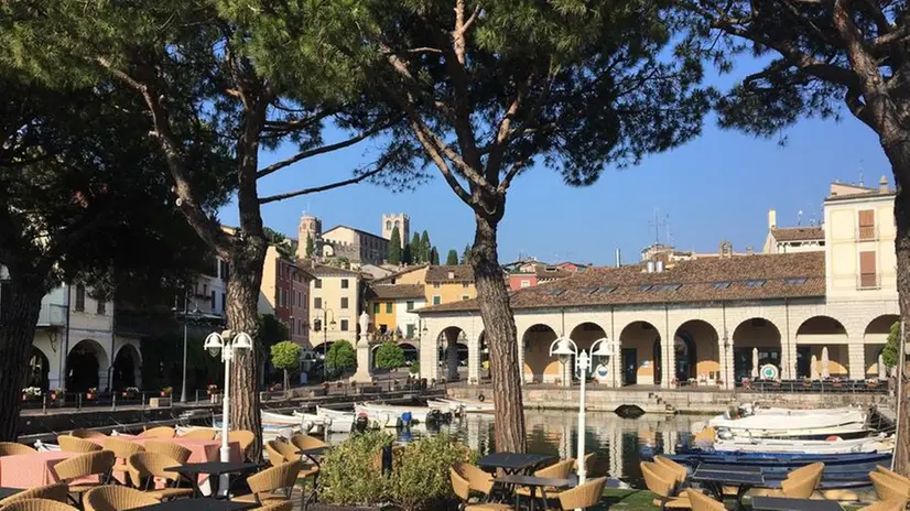 Una veduta di piazza Malvezzi, a Desenzano - © www.giornaledibrescia.it