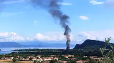 L'incendio delle roulotte e la colonna di fumo visibile da chilometri - © www.giornaledibrescia.it