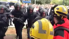 Agenti in assetto antisommossa prendono a manganellate i pompieri catalani - © www.giornaledibrescia.it