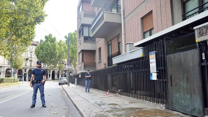La Polizia esegue i rilievi a Torino, dove un uomo si è ucciso dopo avere sparato a una donna - Foto Ansa/Alessandro Di Marco