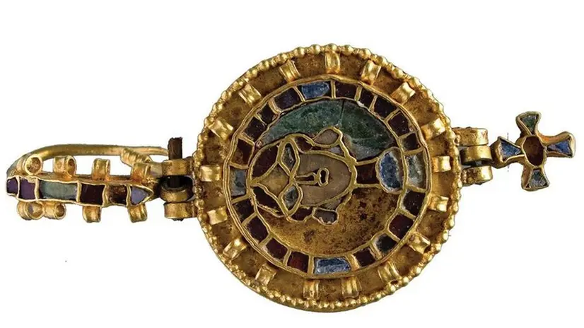 Oreficeria. Un gioiello in oro e pietre preziose lavorato a cloisonné - © www.giornaledibrescia.it