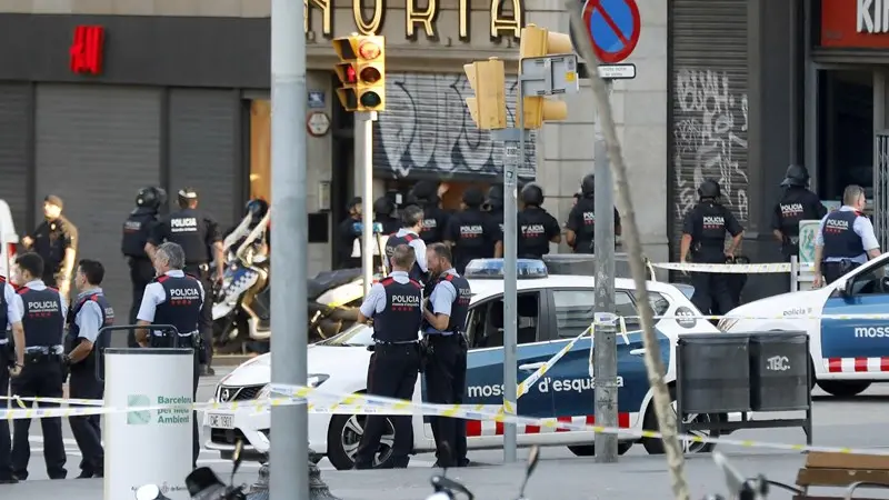 Polizia sul luogo dell'attentato - Foto Ansa/Epa Andreu Dulmau