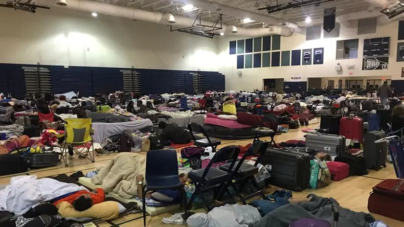 La palestra della scuola Reagan usata come centro di emergenza - Foto Francesca Marmaglio