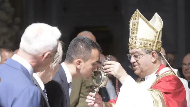 Luigi Di Maio bacia la teca di San Gennaro - Foto Ansa/Cesare Abbate