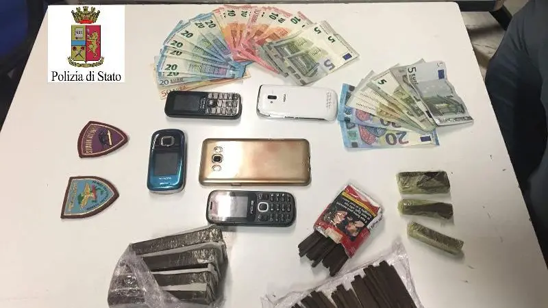 Droga e smartphone sequestrati alla Polizia - © www.giornaledibrescia.it