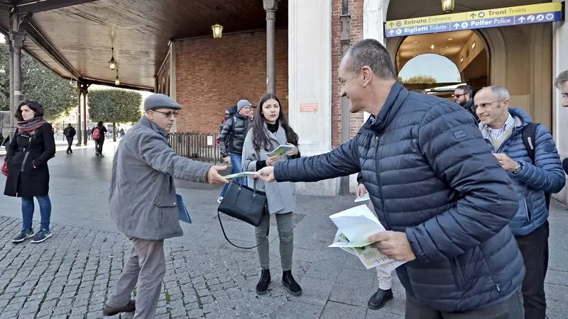 I consiglieri regionali Girelli e Busi volantinano fuori dalla Stazione di Brescia - Foto Pierre Putelli/Neg © www.giornaledibrescia.it