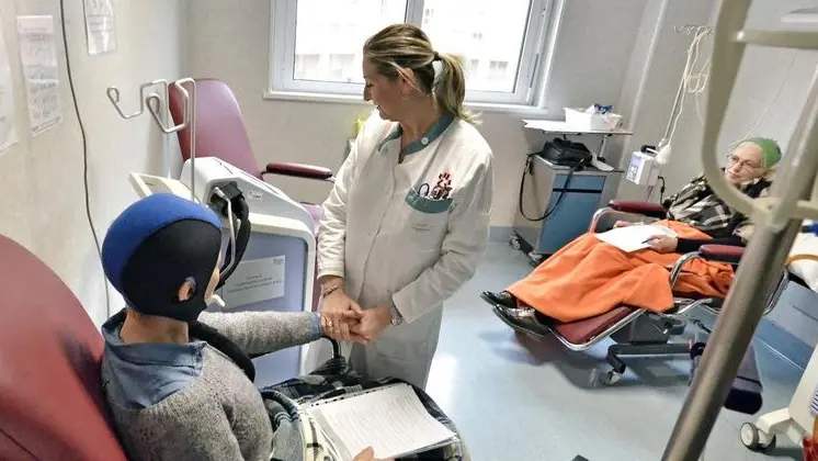 Day Hospital oncologico. Alcune donne indossano la cuffia salvacapelli durante la chemio. Con loro, la coordinatrice Elisabetta Conti