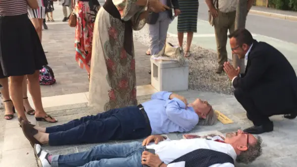 Pisogne, Sgarbi «posa» accanto alla formella che lo ritrae sul lungolago