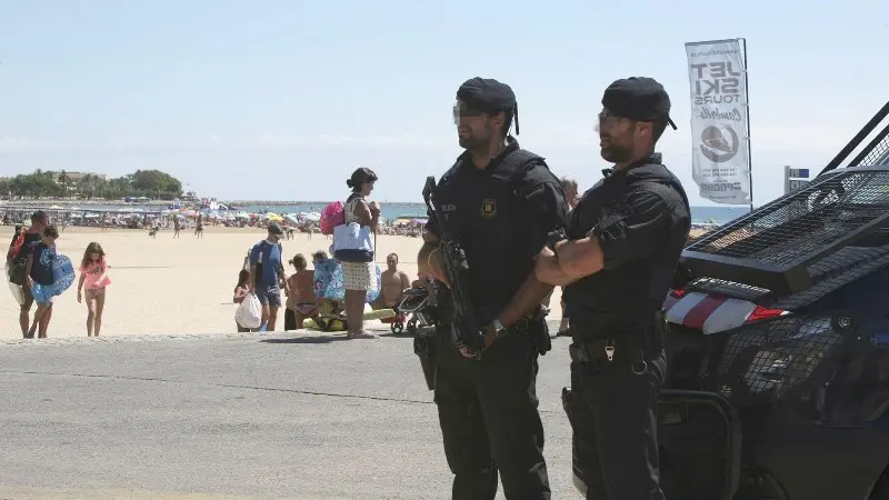 Polizia a Barcellona - Foto Ansa/Epa Jaume Sellart