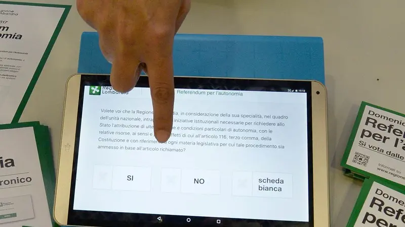 Il tablet per il voto elettronico - Foto Marco Ortogni/Neg © www.giornaledibrescia.it