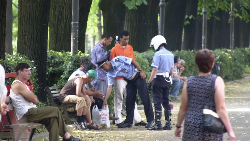 Polizia Locale durante controlli ai giardini Falcone e Borsellino - New Eden Group © www.giornaledibrescia.it