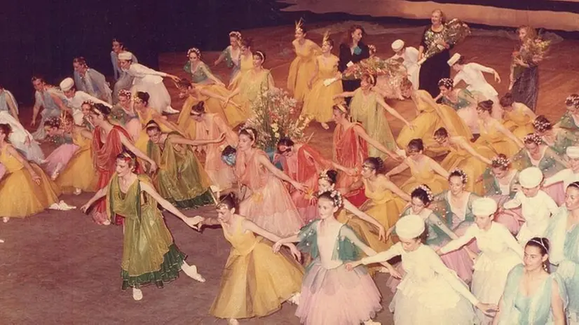 Sul palco. Al termine di un balletto, tra le sue allieve - © www.giornaledibrescia.it