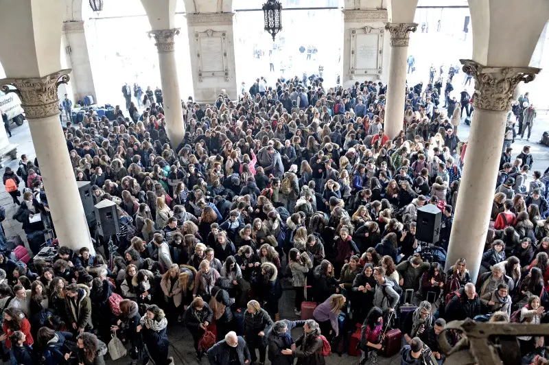 La partenza degli studenti bresciani