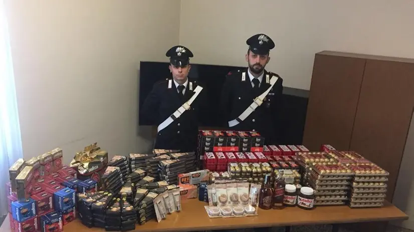 Montagna di cioccolato. La refurtiva recuperata dai carabinieri