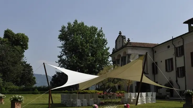 In giardino. La cerimonia en plein air è una delle soluzioni proposte dallo staff di Villa Calini