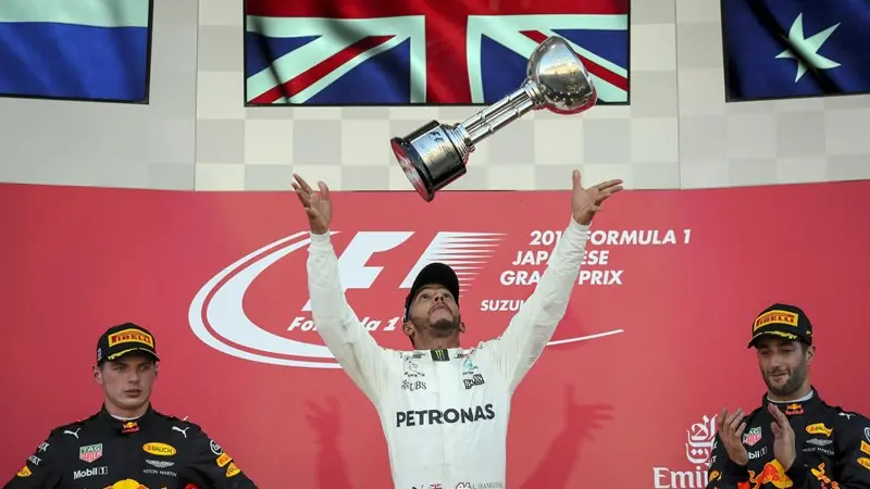 Hamilton sul podio con Verstappen e Ricciardo - Foto Ansa/Epa Diego Azubel