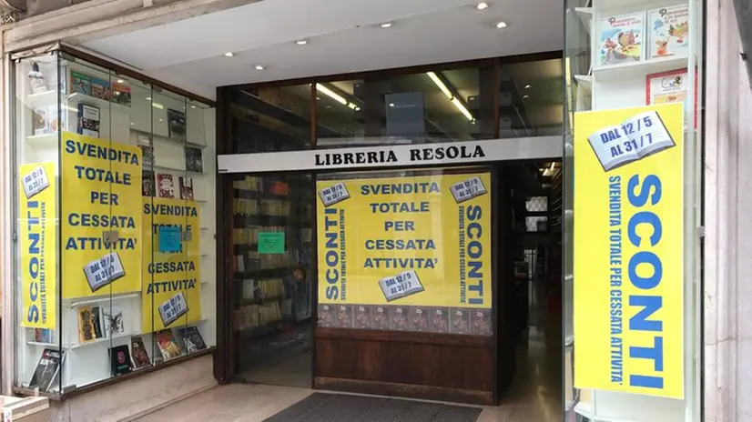 La vetrina della storica libreria Resola: libri in svendita fino al 31 luglio - © www.giornaledibrescia.it