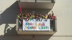 Lo striscione che ha scatenato la polemica dei condomini a Bitonto