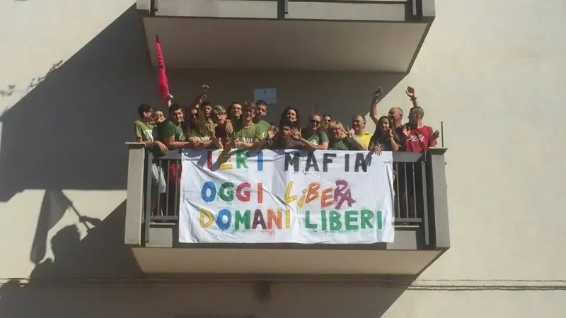 Lo striscione che ha scatenato la polemica dei condomini a Bitonto