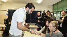 Salvini al seggio per il voto sul referendum per l'autonomia - Foto Ansa © www.giornaledibrescia.it