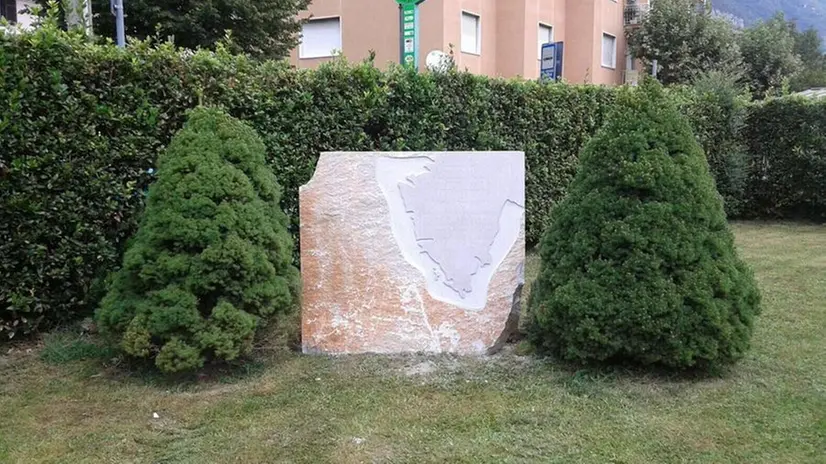 Il monumento. La pietra è stata lavorata da un’azienda di Darfo