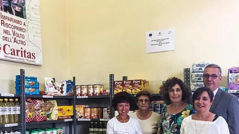 Tra gli scaffali di cibo. Volontari con l’assessore Alessandra Romagnoli