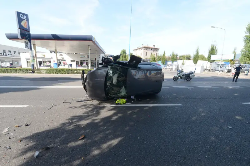 Auto si ribalta in via Orzinuovi