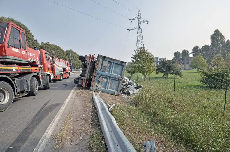 Camion ribaltato in via della Maggia