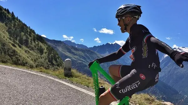 Simone Temperato all'assalto del Gavia su una monoruota