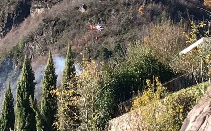 Incendio sul lago Moro, elicottero in azione