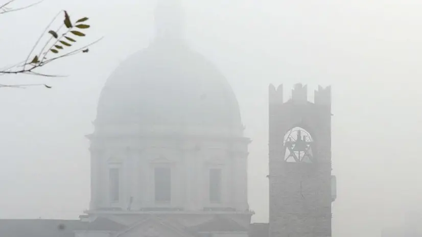 Aria. La città nella foschia