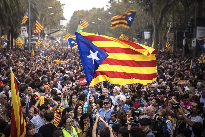 Barcellona, dichiarata l'indipendenza della Catalogna
