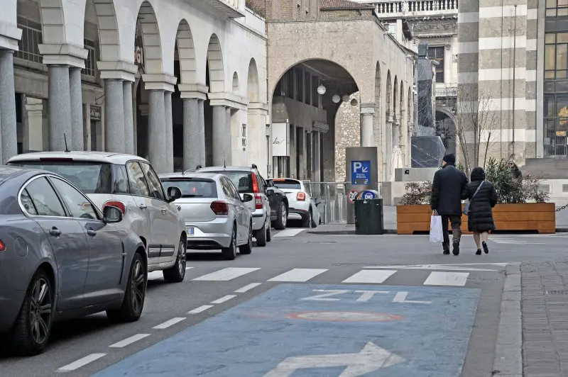 CODA IN VIA GRAMSCI