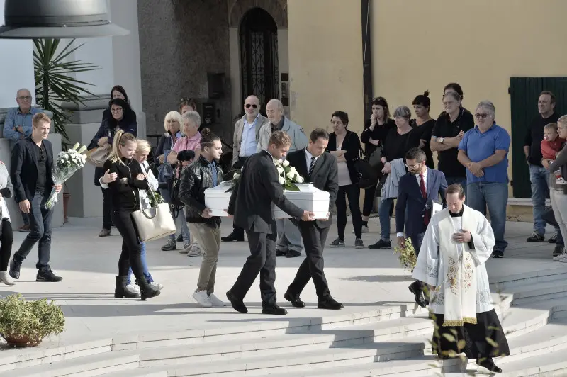 I funerali della piccola Victoria, la bimba sbranata dai cani