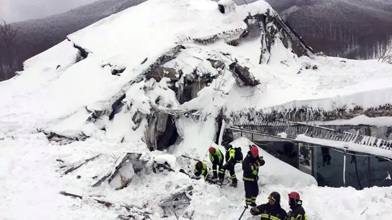 Le ricerche dopo la slavina all'Hotel Rigopiano - Foto Ansa