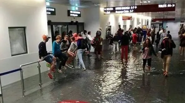 L'aeroporto di Orio al Serio allagato