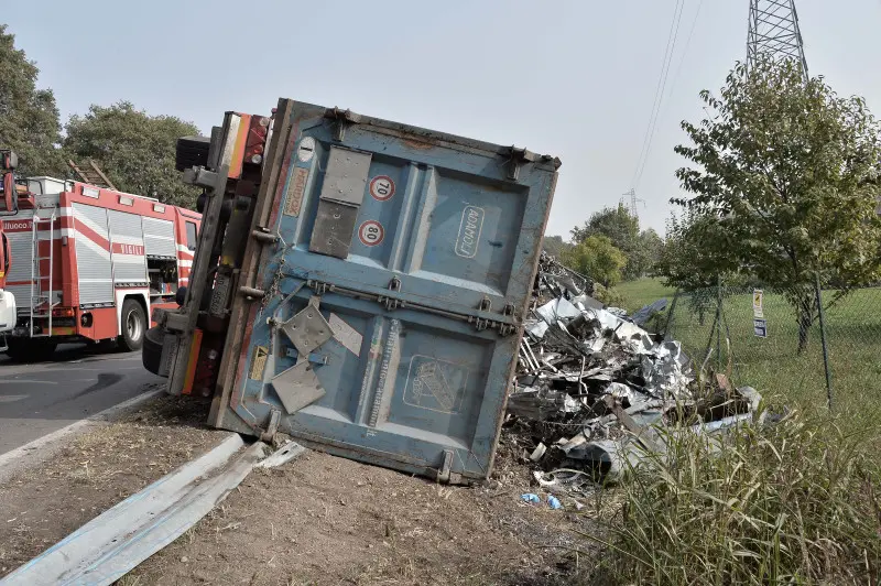 Camion ribaltato in via della Maggia