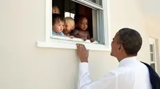 La foto allegata al tweet di Obama, in cui si vede l'ex presidente dopo la fine del quinto anno di elementari della figlia Sasha. Foto  Pete Souza/The White House