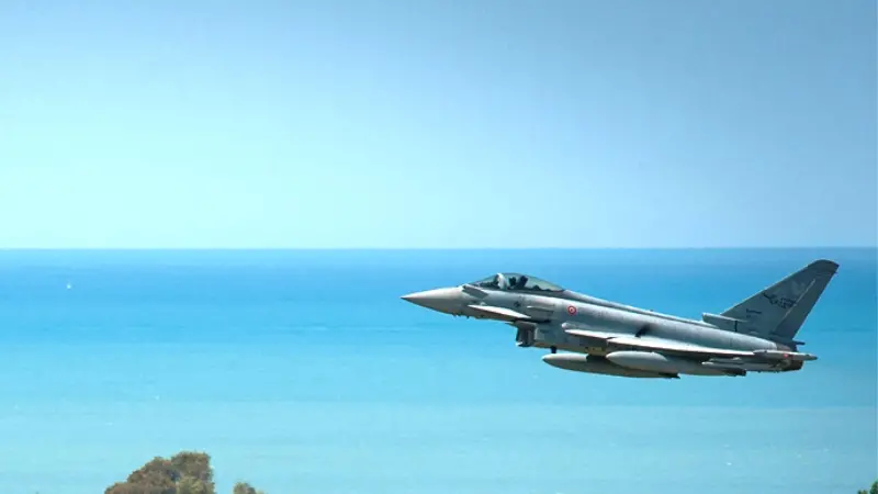Un Eurofighter del Reparto Sperimentale Volo sul mare - Foto tratta da www.aeronautica.difesa.it