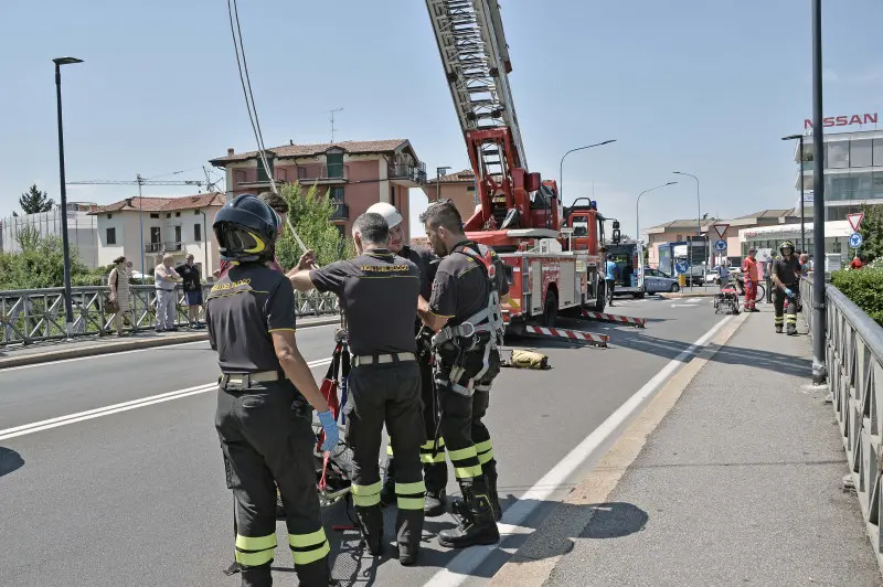 I soccorsi in via Valle Camonica
