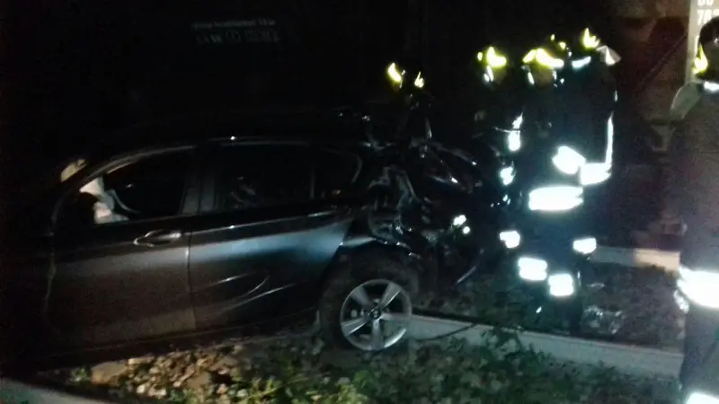 L'auto precipitata sui binari e travolta dal treno