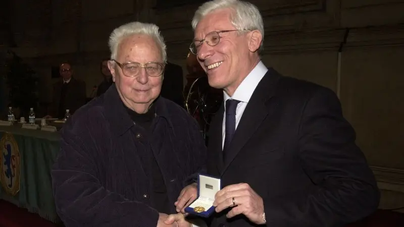 Renzo Baldo, professore premiato con il Grosso d'Oro dal sindaco Paolo Corsini. Era il 2005