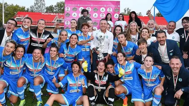 Trionfo. La festa delle Leonesse dopo aver battuto la Fiorentina nella Supercoppa italiana // FOTOSERVIZIO REPORTER ZANARDELLI