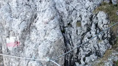 Sul monte. Un tratto della ferrata nella foto scattata da Renzo Zampatti - © www.giornaledibrescia.it