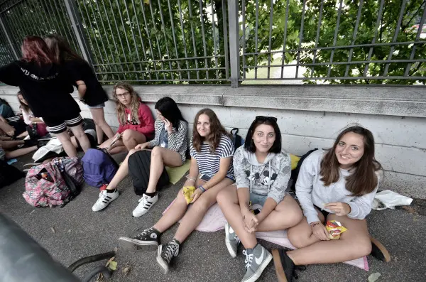 Campo Marte: giovanissime fan in attesa del concerto