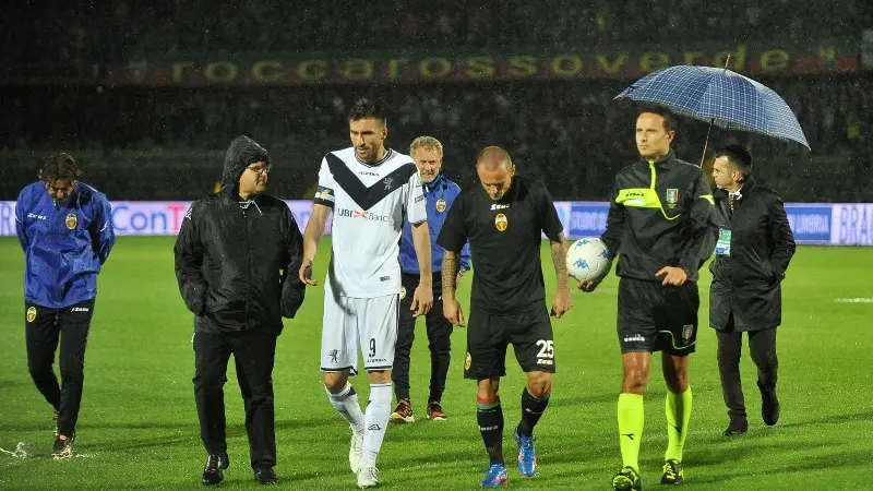 I giocatori abbandonano il campo a causa della pioggia - Foto Reporter © www.giornaledibrescia.it