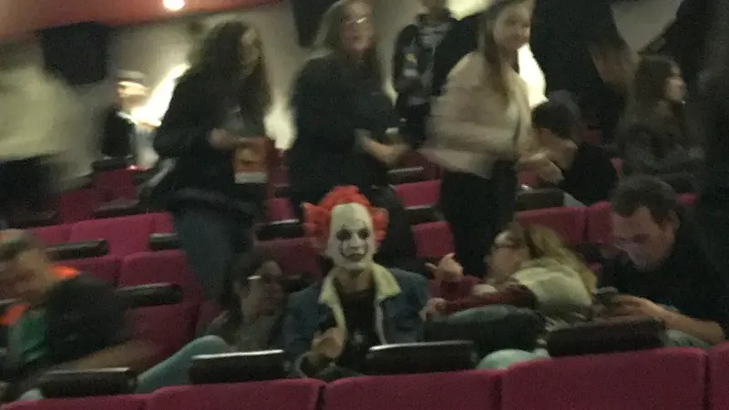 Al cinema per vedere It vestito da Pennywise