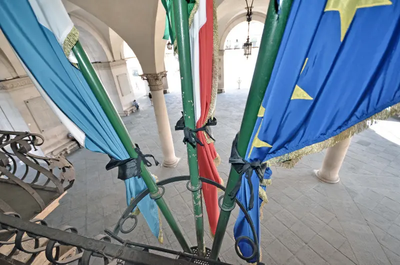 Bandiere a lutto in Loggia