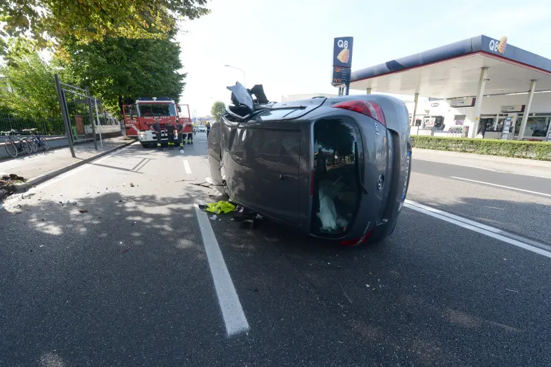 Auto si ribalta in via Orzinuovi